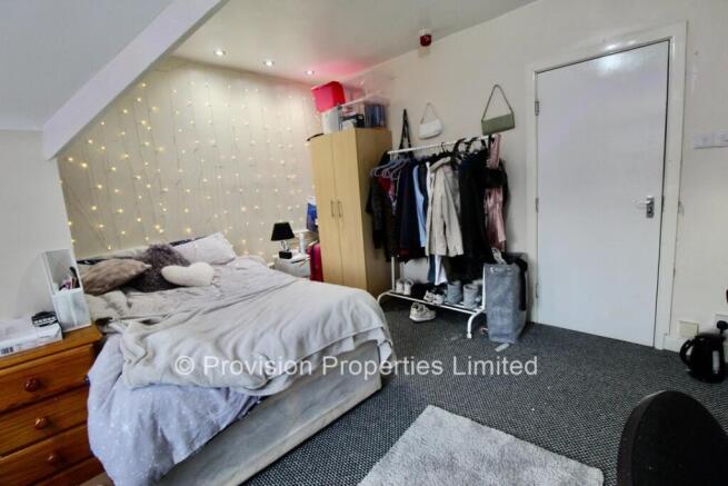 8 bed Semi-Detached to rent Image 4