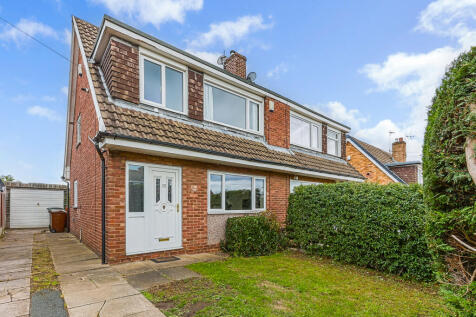 Greenlea Road, Yeadon, LS19 7SN ~ OPEN views to the rear ~ CHAIN free ~