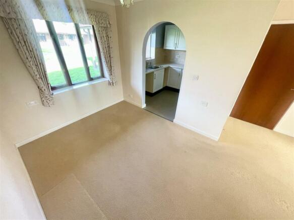 LIVING/ DINING ROOM