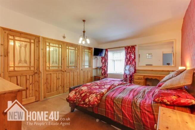 MASTER BEDROOM: