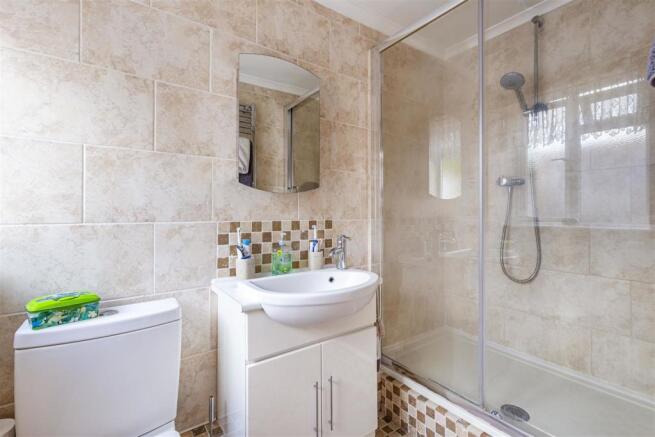15 Kings Road, New Haw, KT15 3BG - 7.jpg