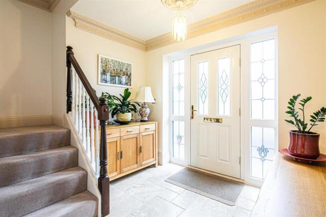 4 bed Detached to rent Image 8