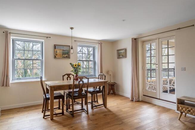2 bed Flat for sale Image 4