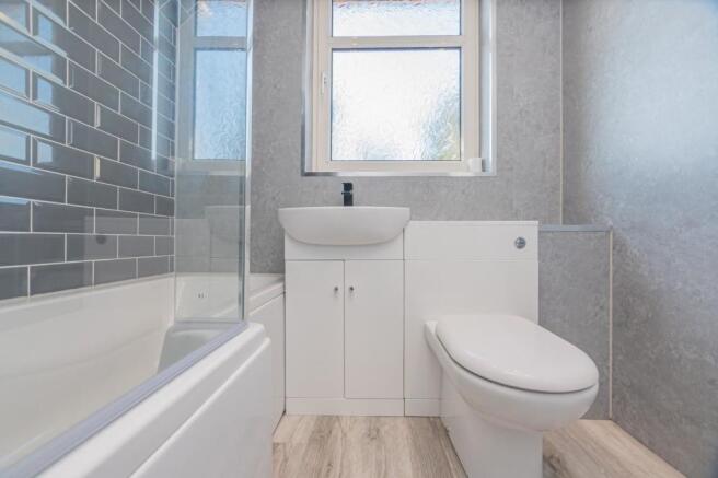 21. Bathroom (2).jpg