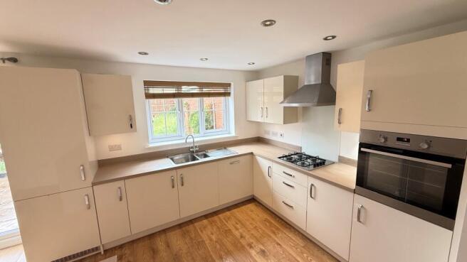 4 bed Detached to rent Image 2