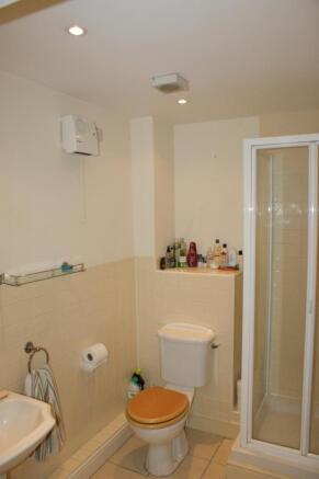 Shower room 2 (Main)