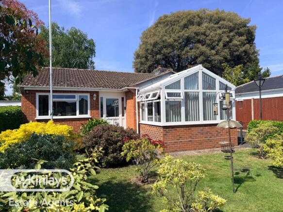 Spacious 2 bedroom Detached Bungalow on Private R