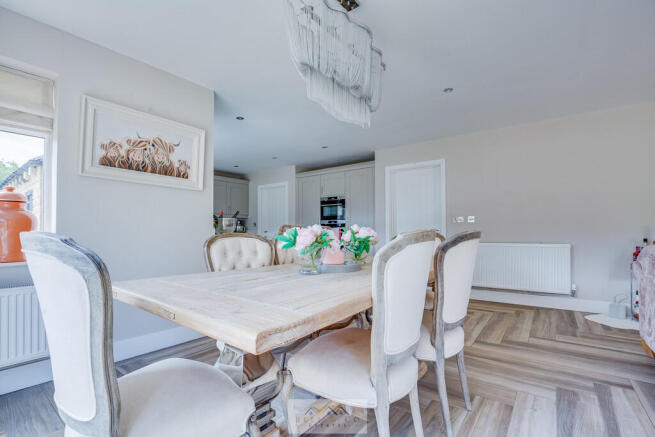 5 bed Detached for sale Image 9