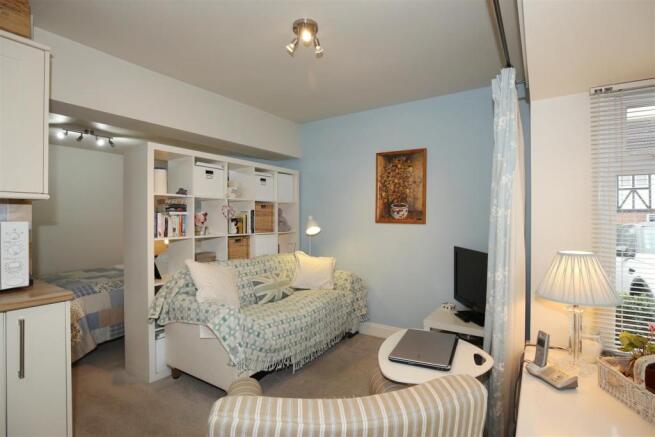 OPEN PLAN STUDIO APARTMENT (ANNEXE)