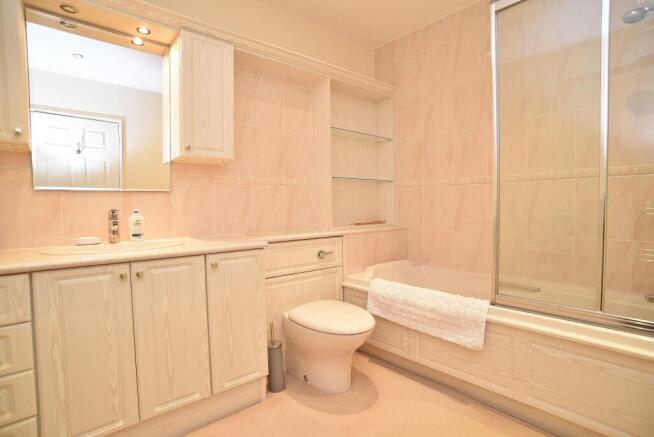 3 bed Flat for sale Image 8
