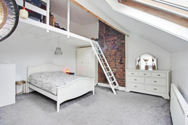 Bedroom 1 - double