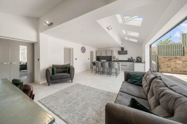 4 bed Semi-Detached for sale Image 4
