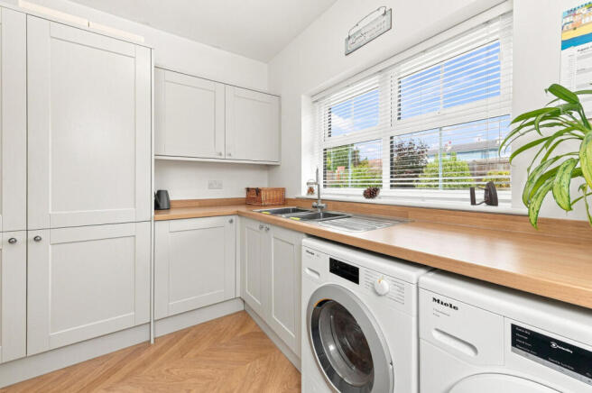 5 bed Detached for sale Image 10