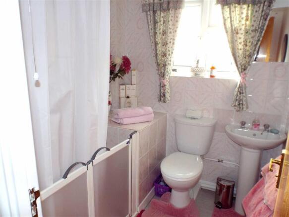 SHOWER ROOM: