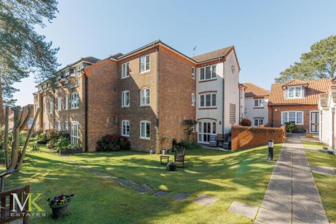 2-bed flat on Marlow Drive, Christchurch, BH23, £215,000