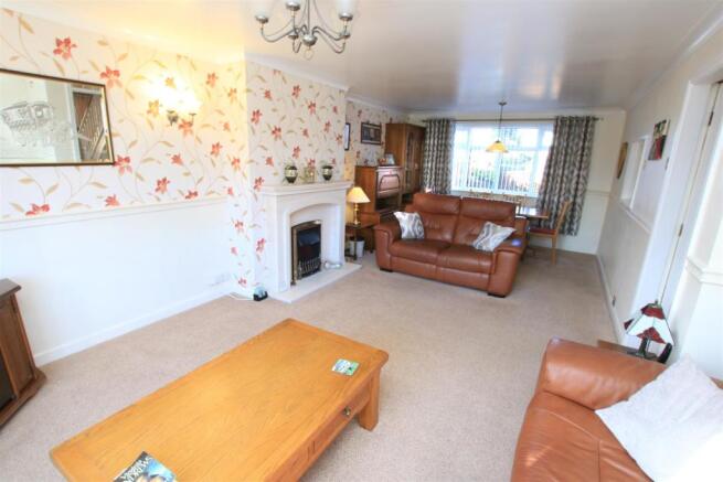 OPEN PLAN LOUNGE/ DINING ROOM