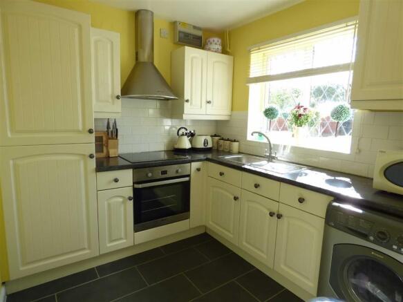 FITTED KITCHEN