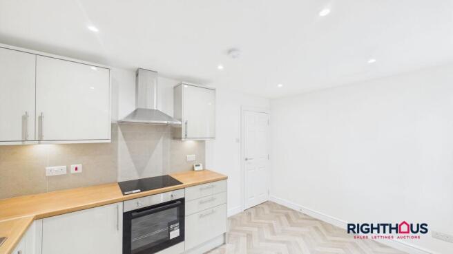 2 bed Terraced to rent Image 5