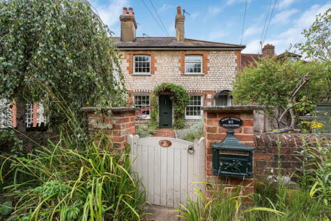 2, Mount Pleasant, Broadford, Shalford, GU4 8DP