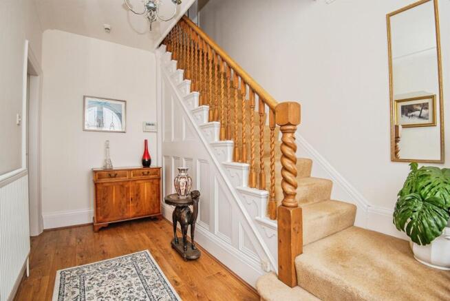 4 bed Detached for sale Image 10