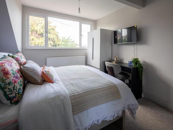 Bright double bedroom with study desk and TV...