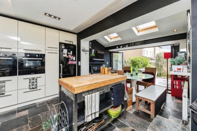 4 bed Semi-Detached for sale Image 10