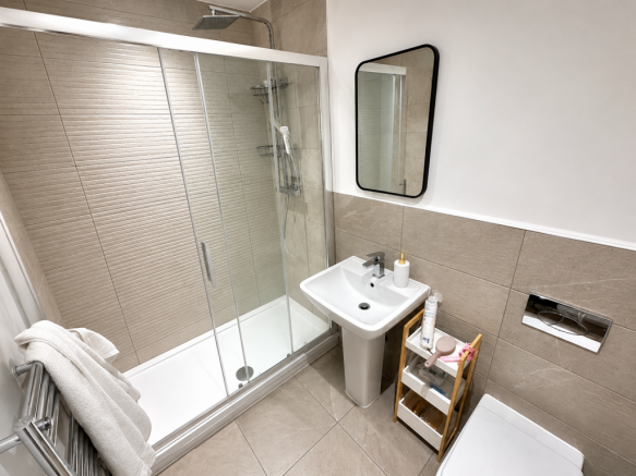 2 bed Apartment to rent Image 4
