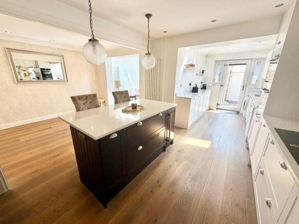 4 bed Detached for sale Image 11