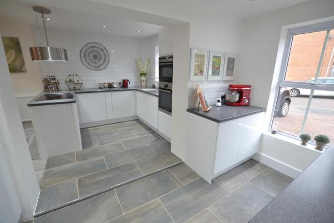 FITTED KITCHEN