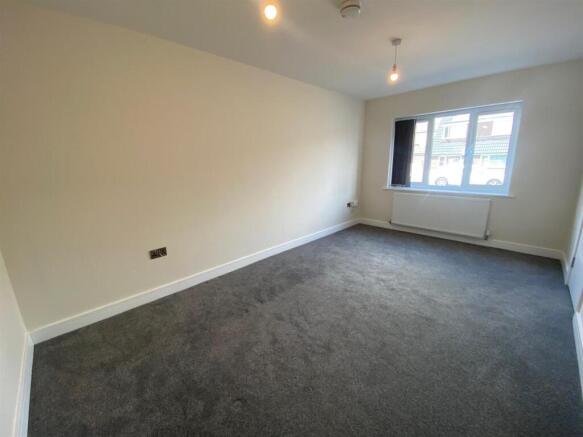 4 bed Semi-Detached to rent Image 8