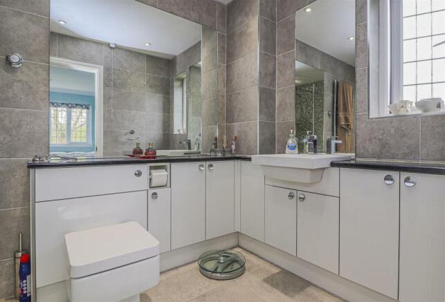 EN SUITE TO BEDROOM ONE