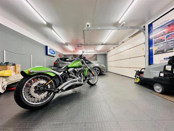 Garage/Outbuilding