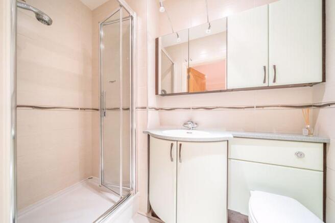 En-suite showe...