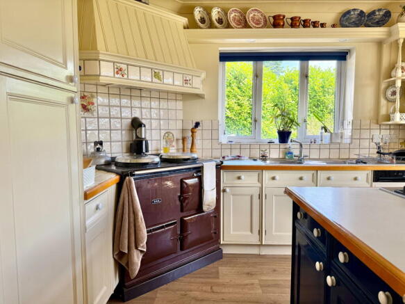 5 bed Detached for sale Image 5
