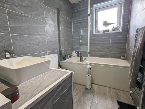 BATHROOM/WC