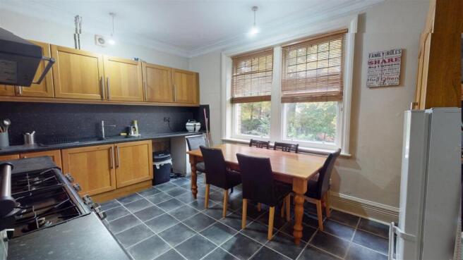 7 bed Semi-Detached for sale Image 4