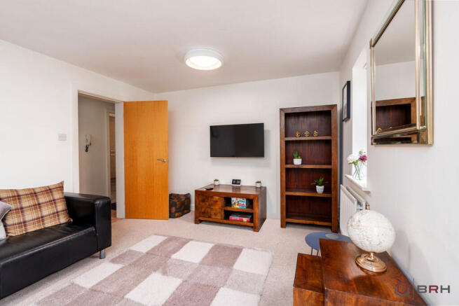 3 bed Apartment to rent Image 8