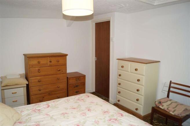 BEDROOM 1 (MASTER)