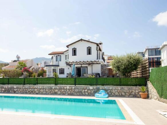 Coastal 3 bedroom resale villa + furnished + air conditioning + sea views + ready to move in!  Image 9999 2