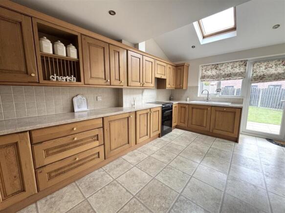 3 bed Semi-Detached for sale Image 3