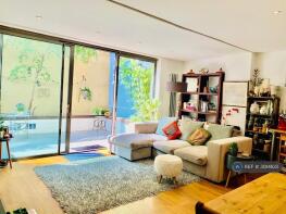 Flat D, 122, Packington Street, London N1 7EA