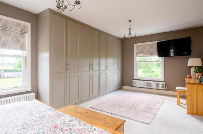 5 bed House for sale Image 11