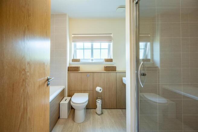 Bathroom (2).jpg