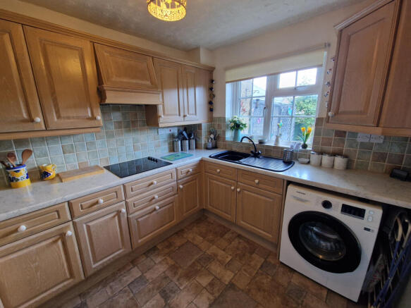 Larkspur Crescent, Yeovil, Somerset, BA21 3HL photo 4