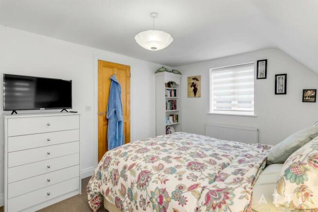 102 Dukes Drive Halesworth IP19 8DR (14).jpg
