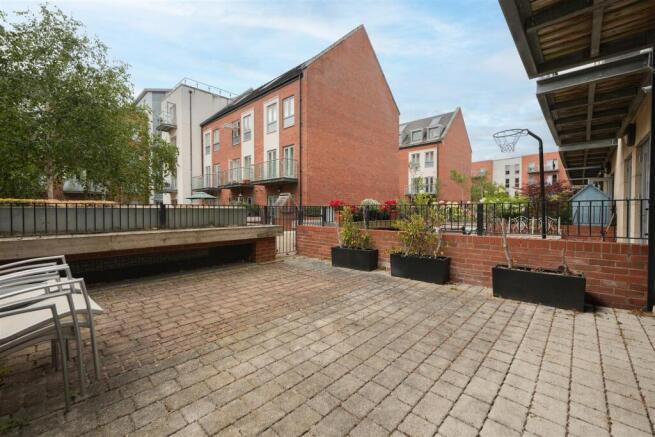 5 bed Town House for sale Image 5