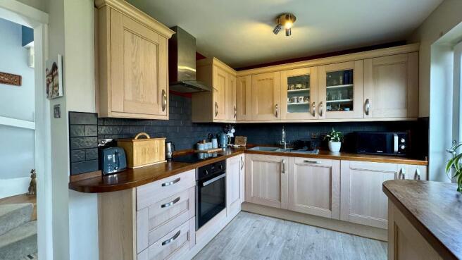 Fully fitted kitchen