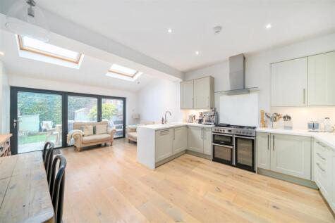 Carlton Park Avenue, Raynes Park