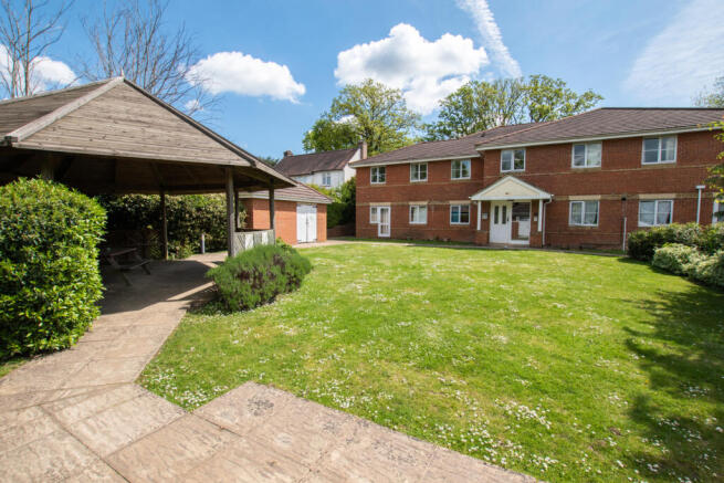 Close to Manor Royal and local amenities - Off ro