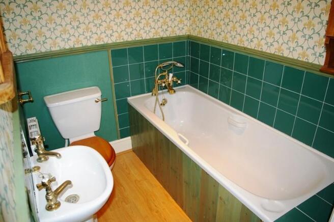 EN-SUITE BATHROOM